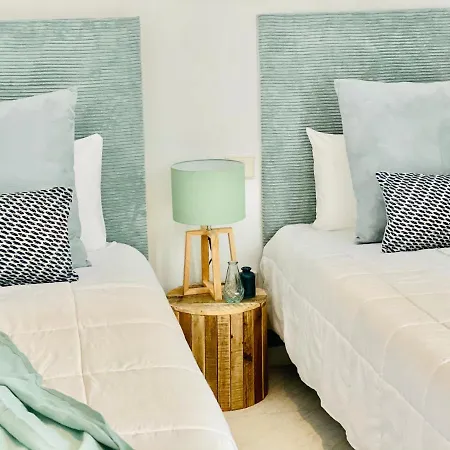 Canaryislandshost L Surfer * カレタ・デ・ファマラ