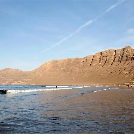 Canaryislandshost L Surfer *