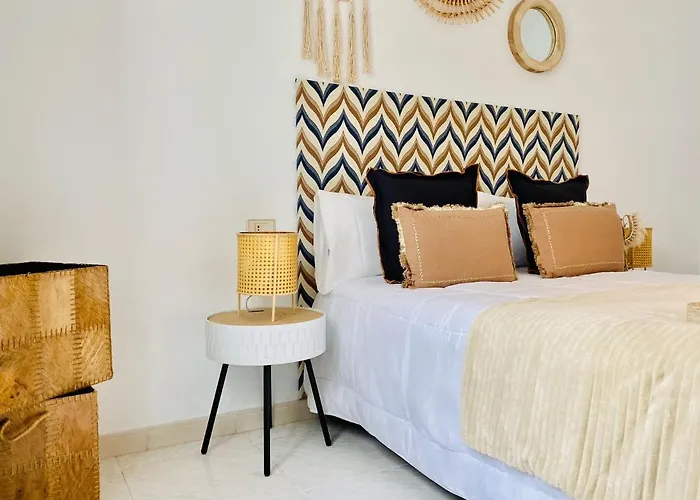 Canaryislandshost L Surfer