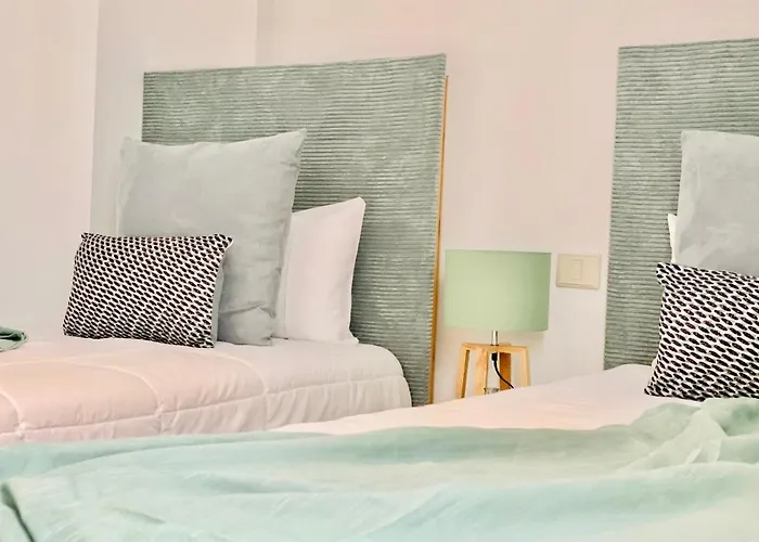 Canaryislandshost L Surfer