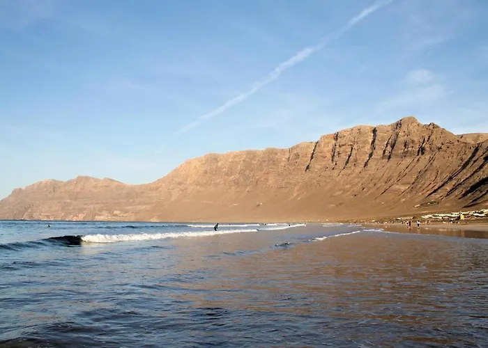 Canaryislandshost L Surfer *