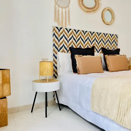 Canaryislandshost L Surfer