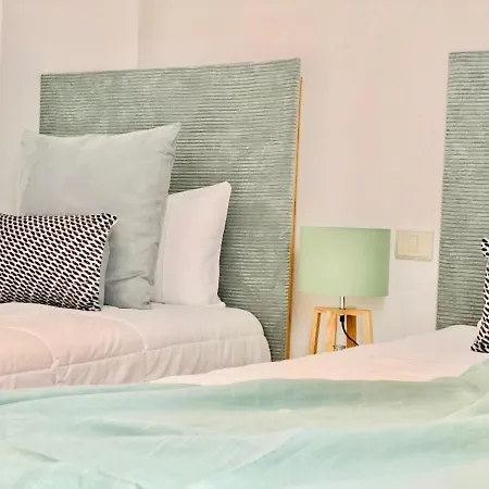 Canaryislandshost L Surfer