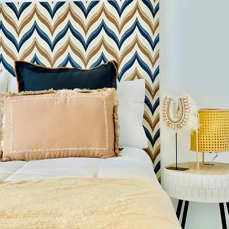 Canaryislandshost L Surfer