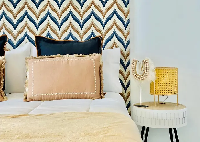 Canaryislandshost L Surfer